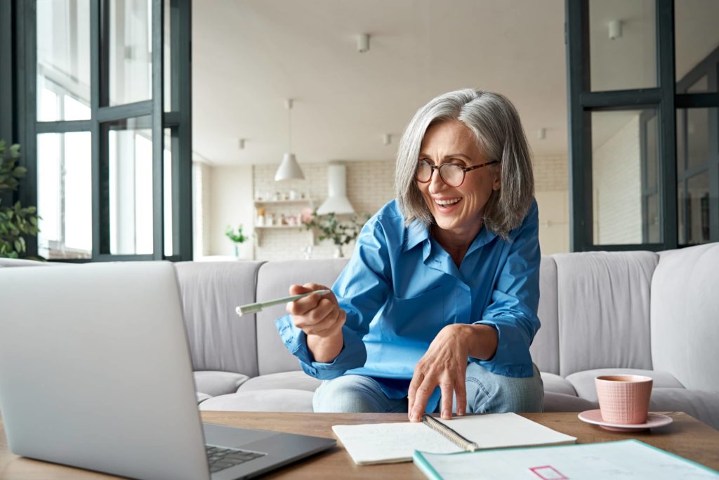 mature woman changing her career to entrepreneru
